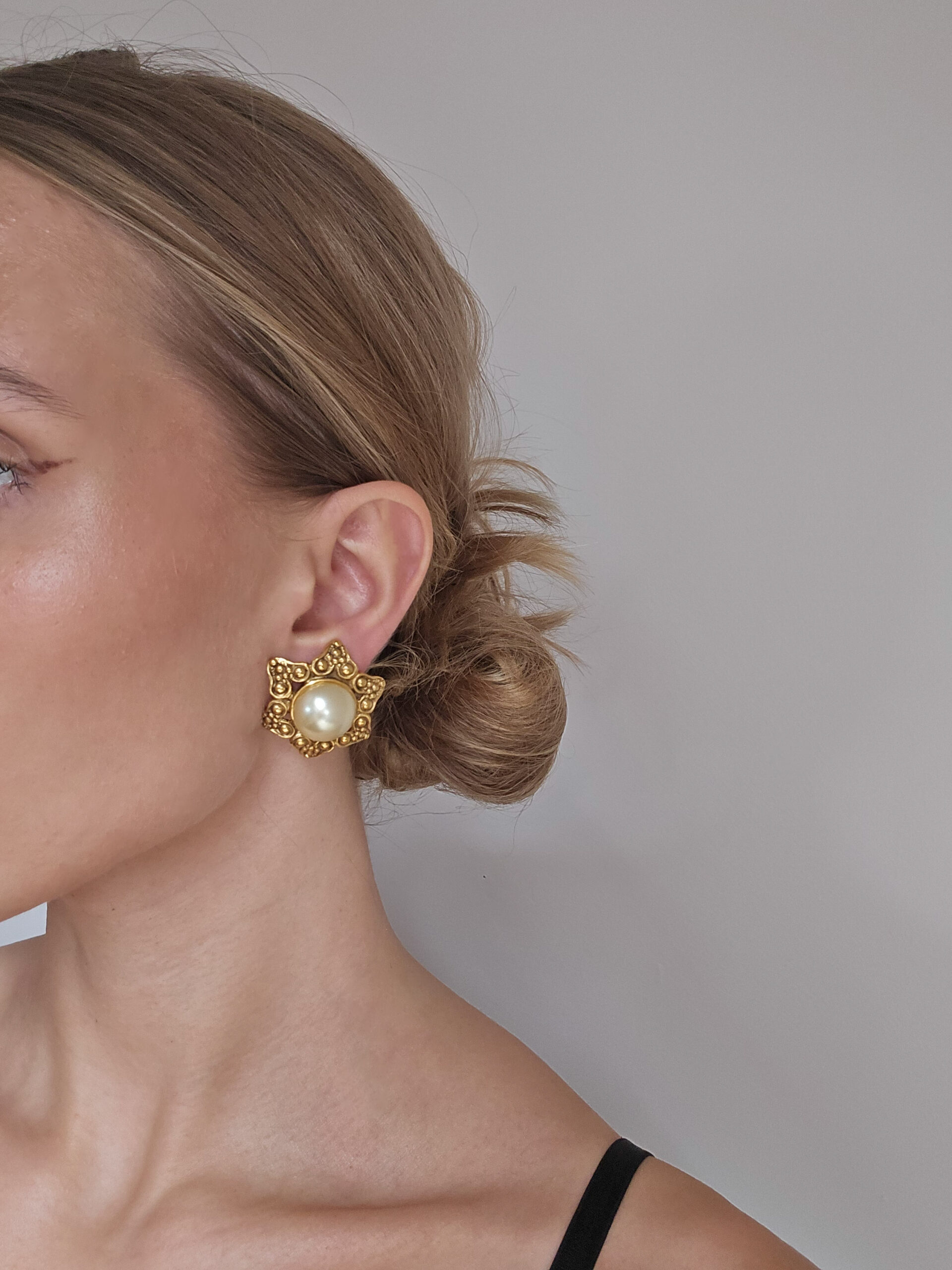 CHANEL- klipsy vintage z perłą na modelce