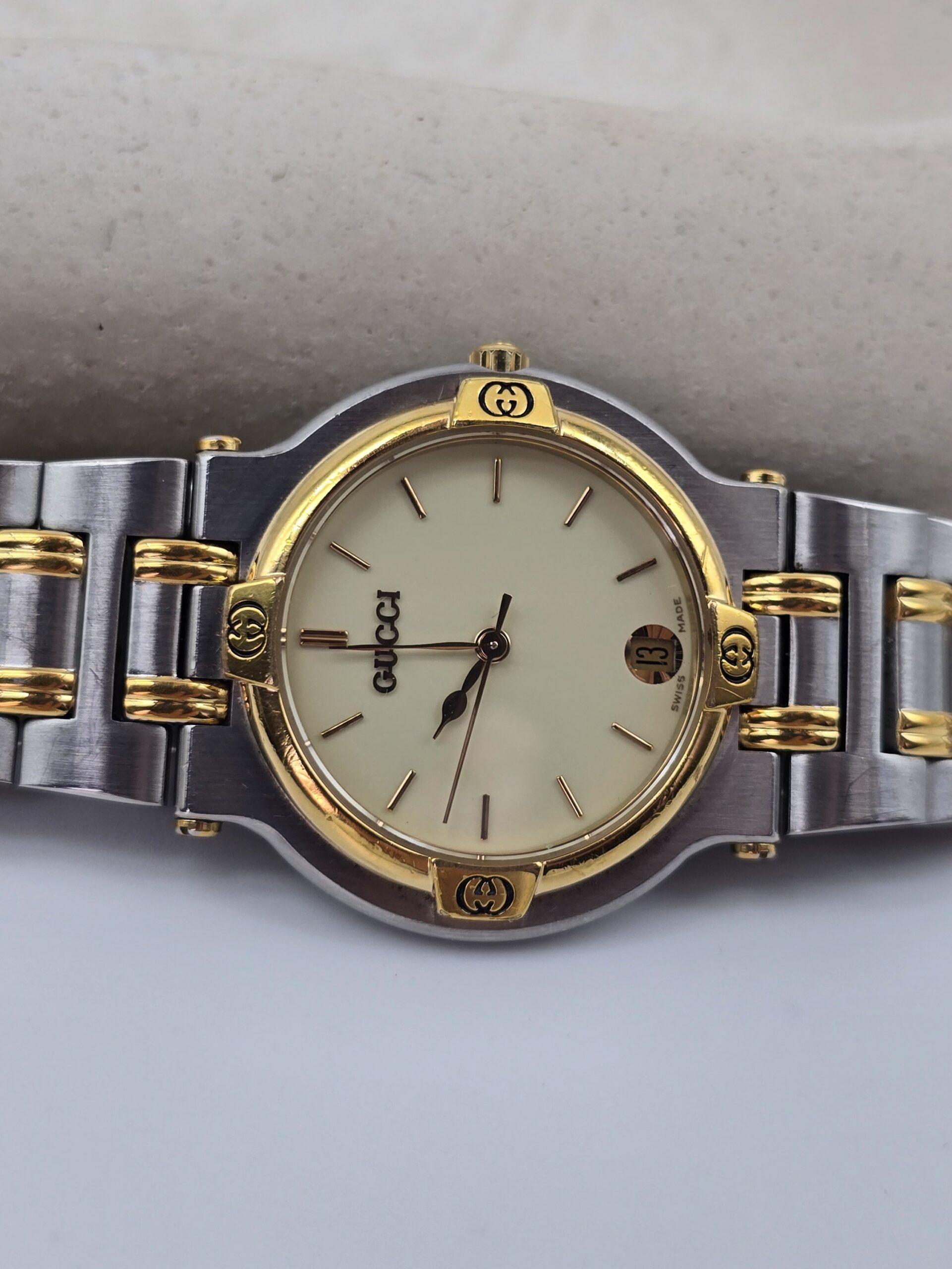 GUCCI 9000M - elegancki zegarek vintage z datownikiem, lata 90. tarcza