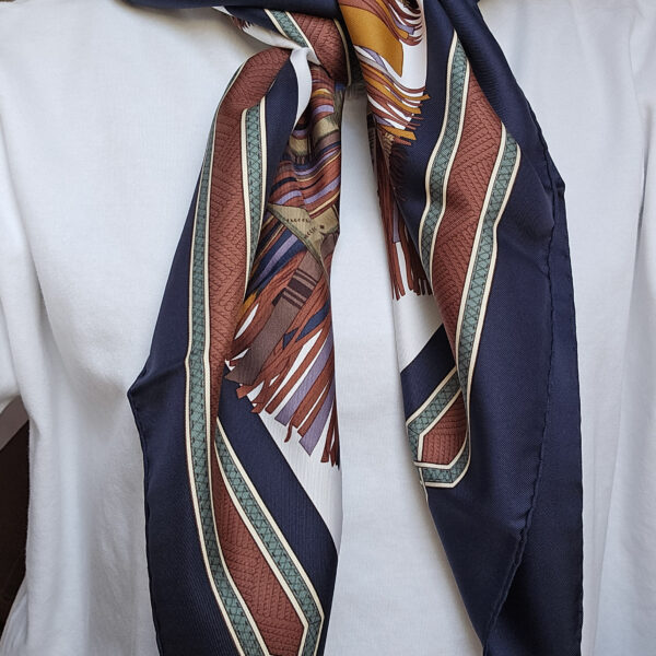 HERMÈS Cuirs du Désert- elegancka apaszka vintage na sobie