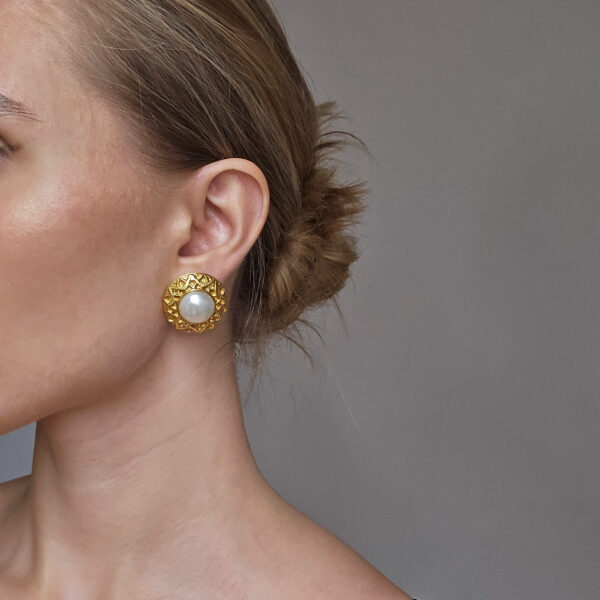 CHANEL - złote klipsy vintage z perłą, lata 80. na sobie