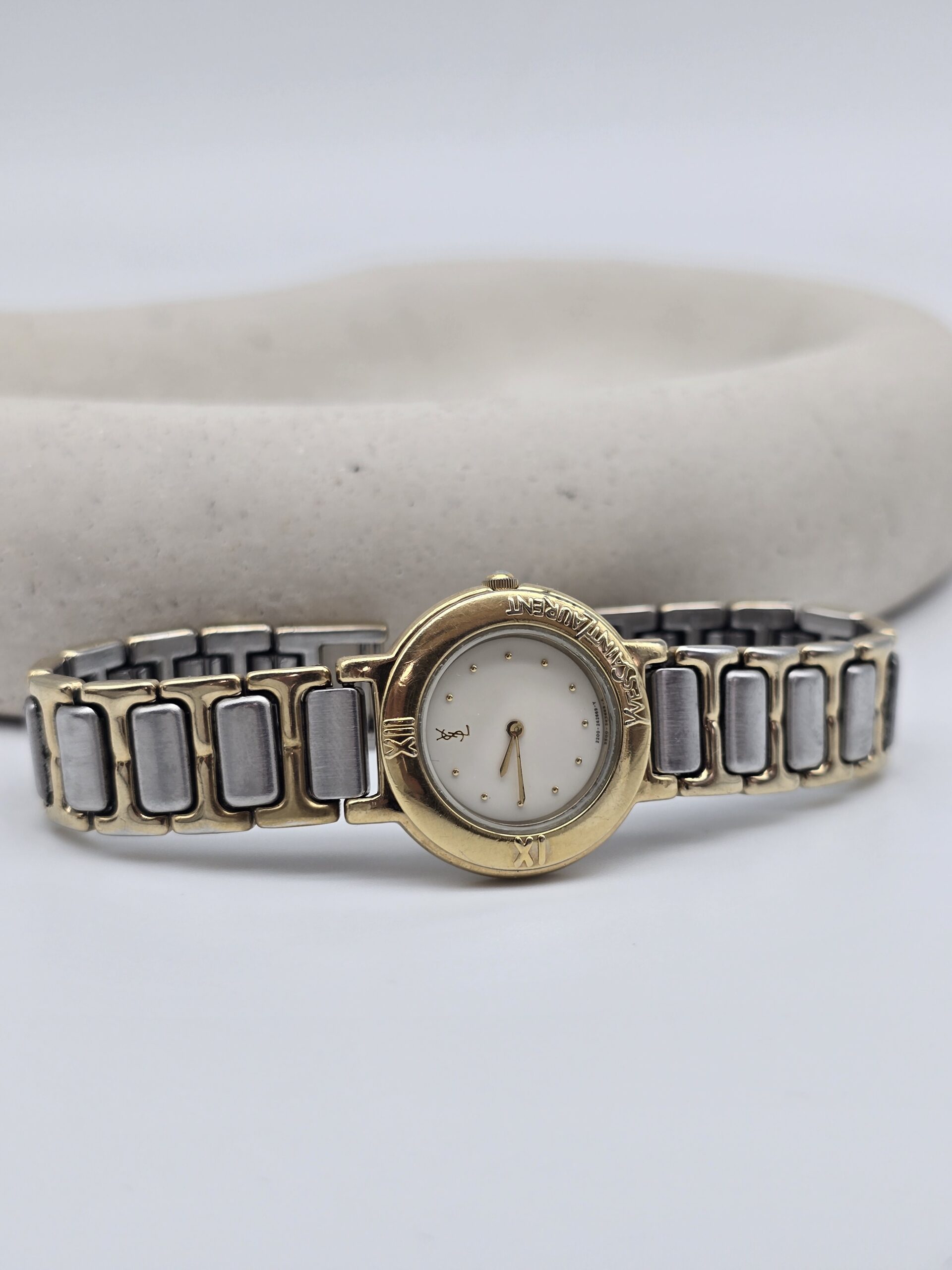 YVES SAINT LAURENT - zegarek vintage na bransolecie z rzymskimi indeksami, lata 90.