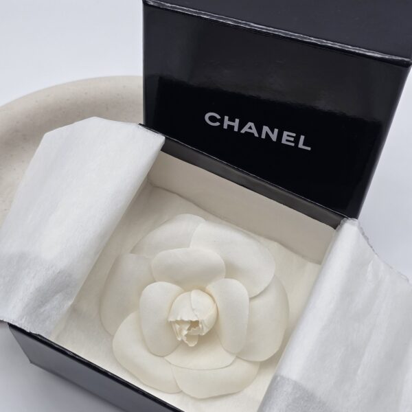 Chanel Camellia Corsage - broszka w kształcie kwiatu kamelii