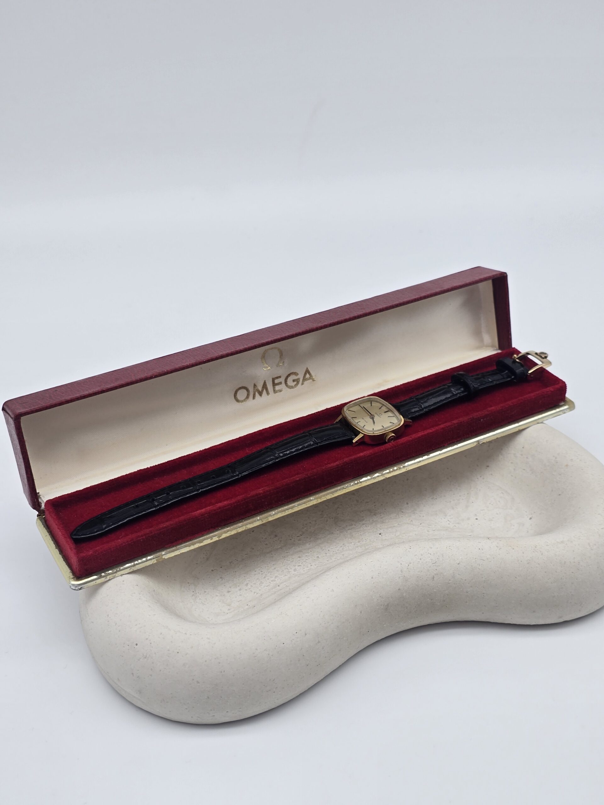 Omega De Ville - zegarek vintage na pasku z szampańską tarczą, lata 90.