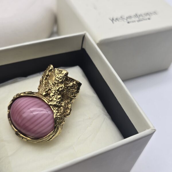 YSL - pierścionek Arty z różowym kamieniem w pudełku