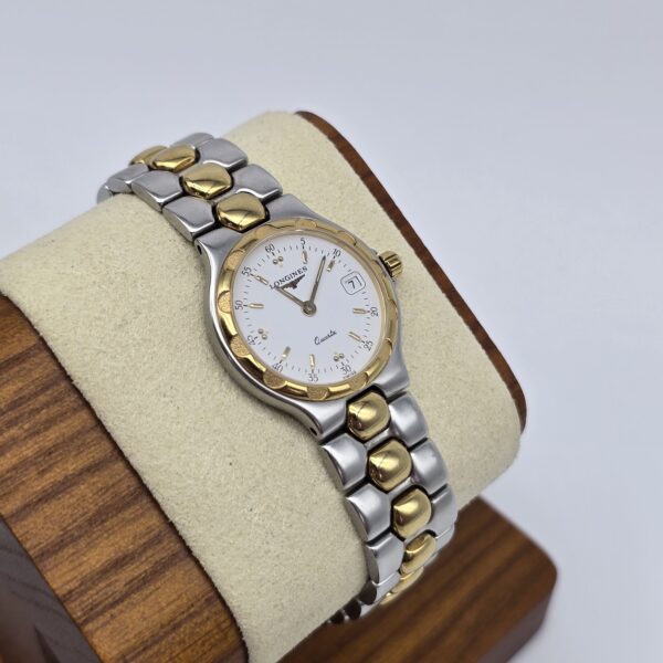 LONGINES Conquest - elegancki zegarek vintage na bransolecie stojak