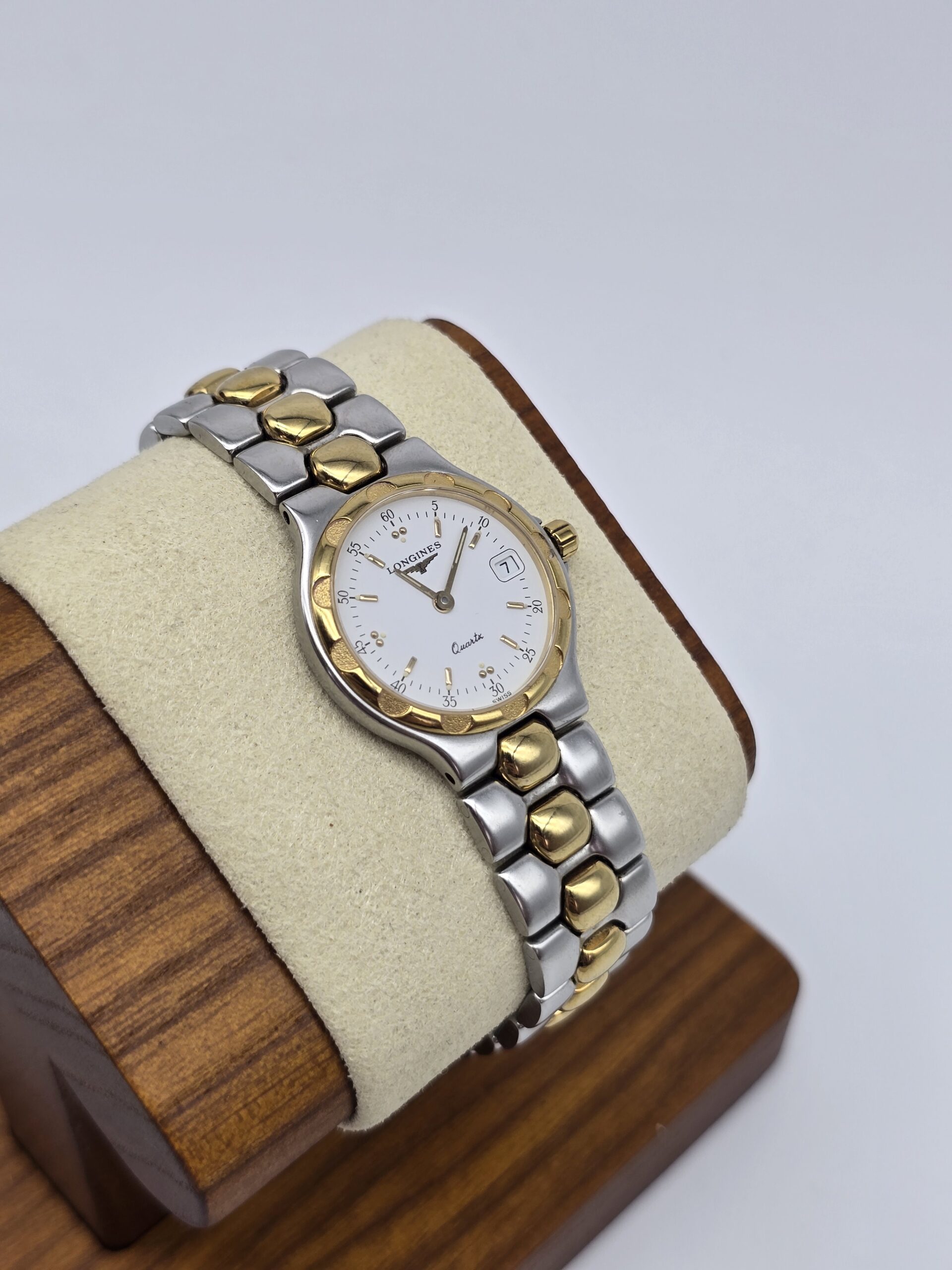 LONGINES Conquest - elegancki zegarek vintage na bransolecie stojak