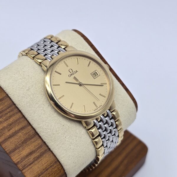 OMEGA De Ville - klasyczny zegarek vintage na bransolecie na stojaku