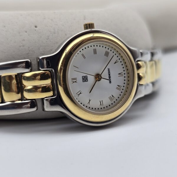 GIVENCHY - klasyczny zegarek vintage na bransolecie z jasną tarczą front