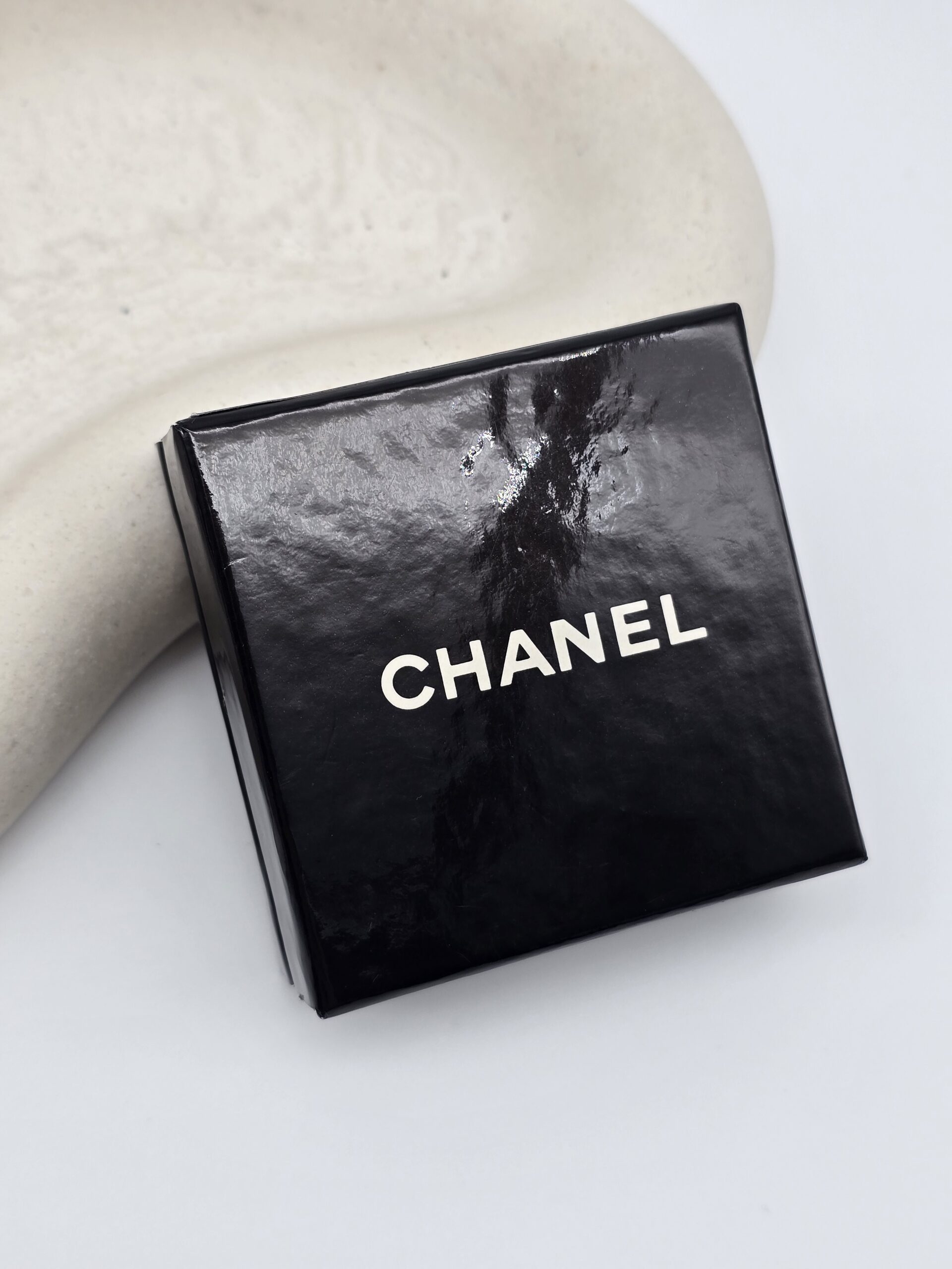 CHANEL - klipsy vintage z logo CC, lata 90. pudełko
