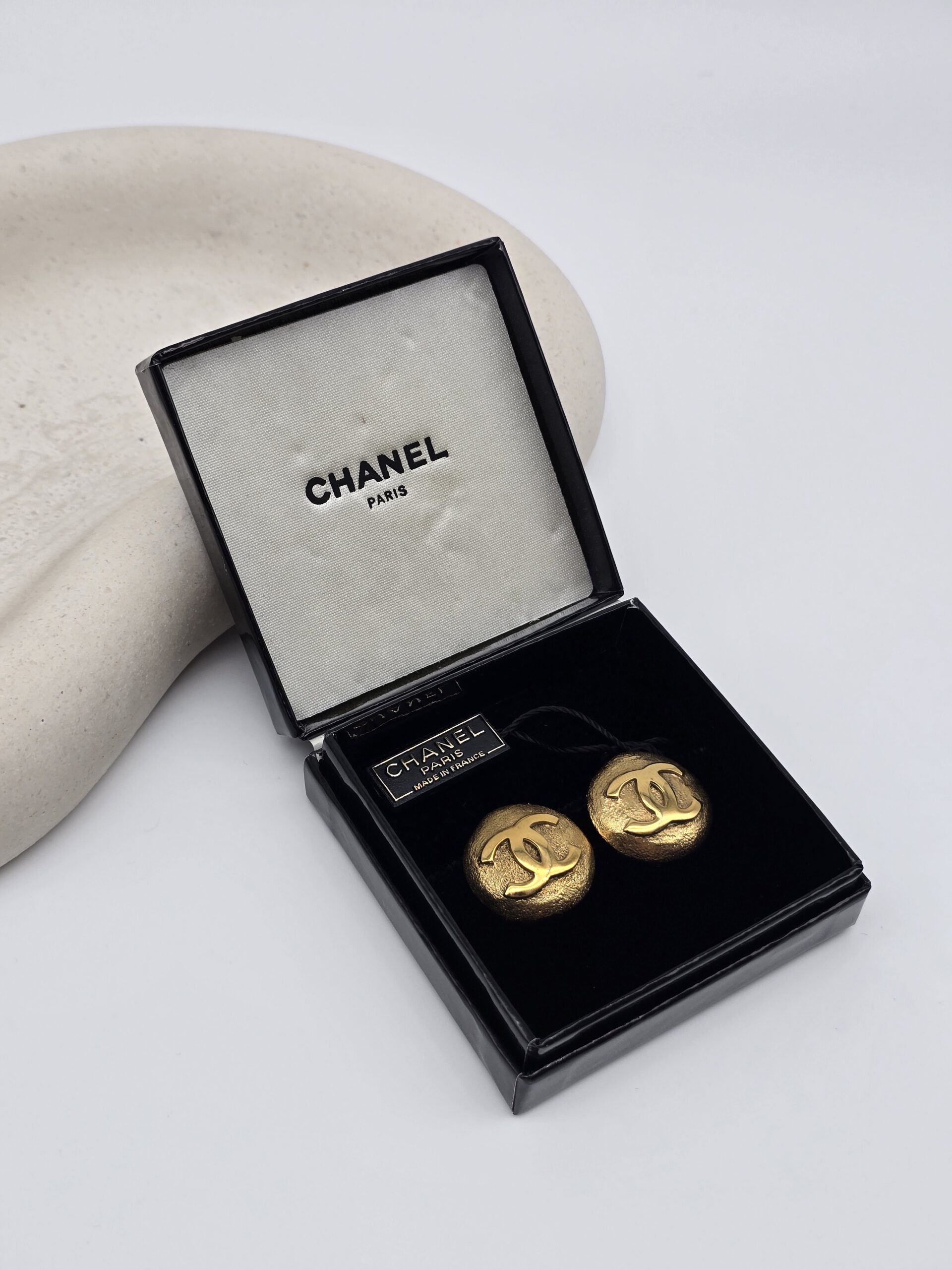 CHANEL - klipsy vintage z logo CC, lata 90. środek