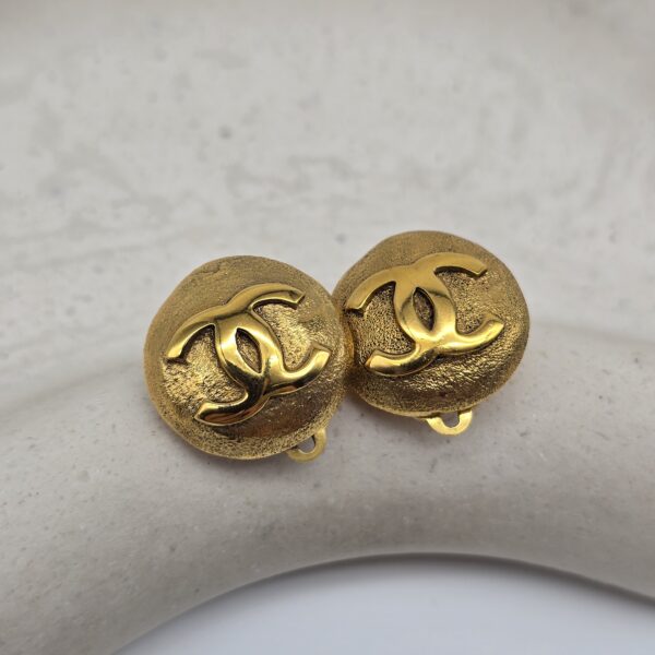 CHANEL - klipsy vintage z logo CC, lata 90. front