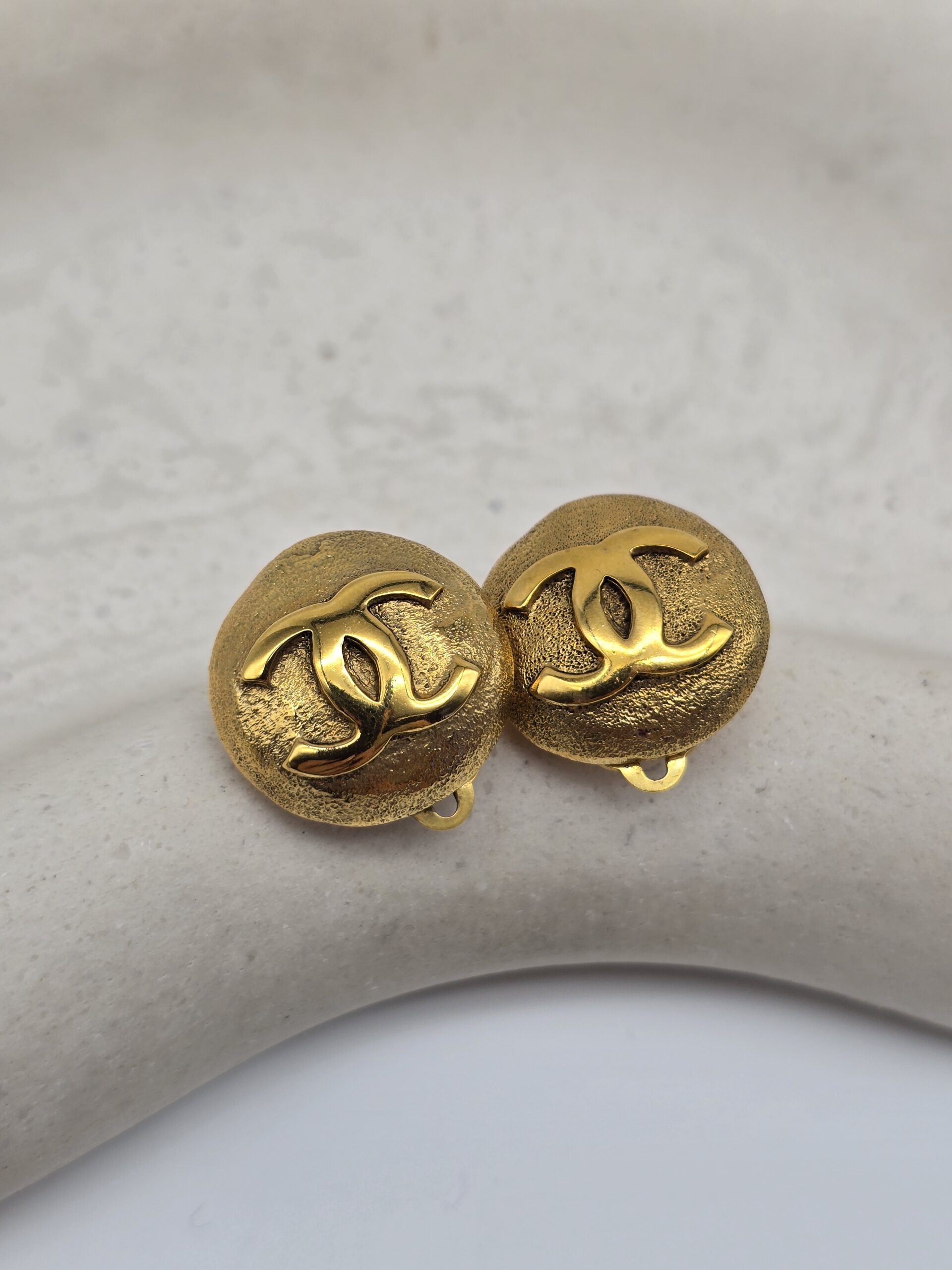 CHANEL - klipsy vintage z logo CC, lata 90. front