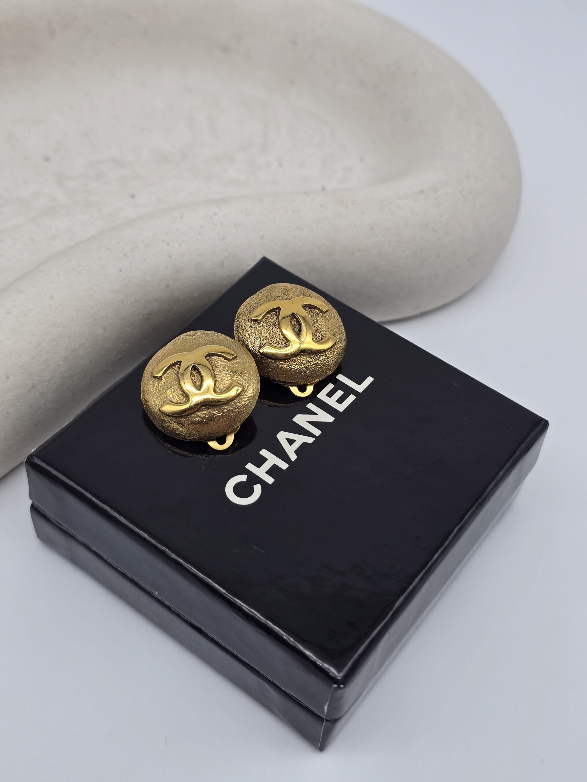 CHANEL - klipsy vintage z logo CC, lata 90.