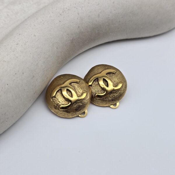 CHANEL - klipsy vintage z logo CC, lata 90. przed