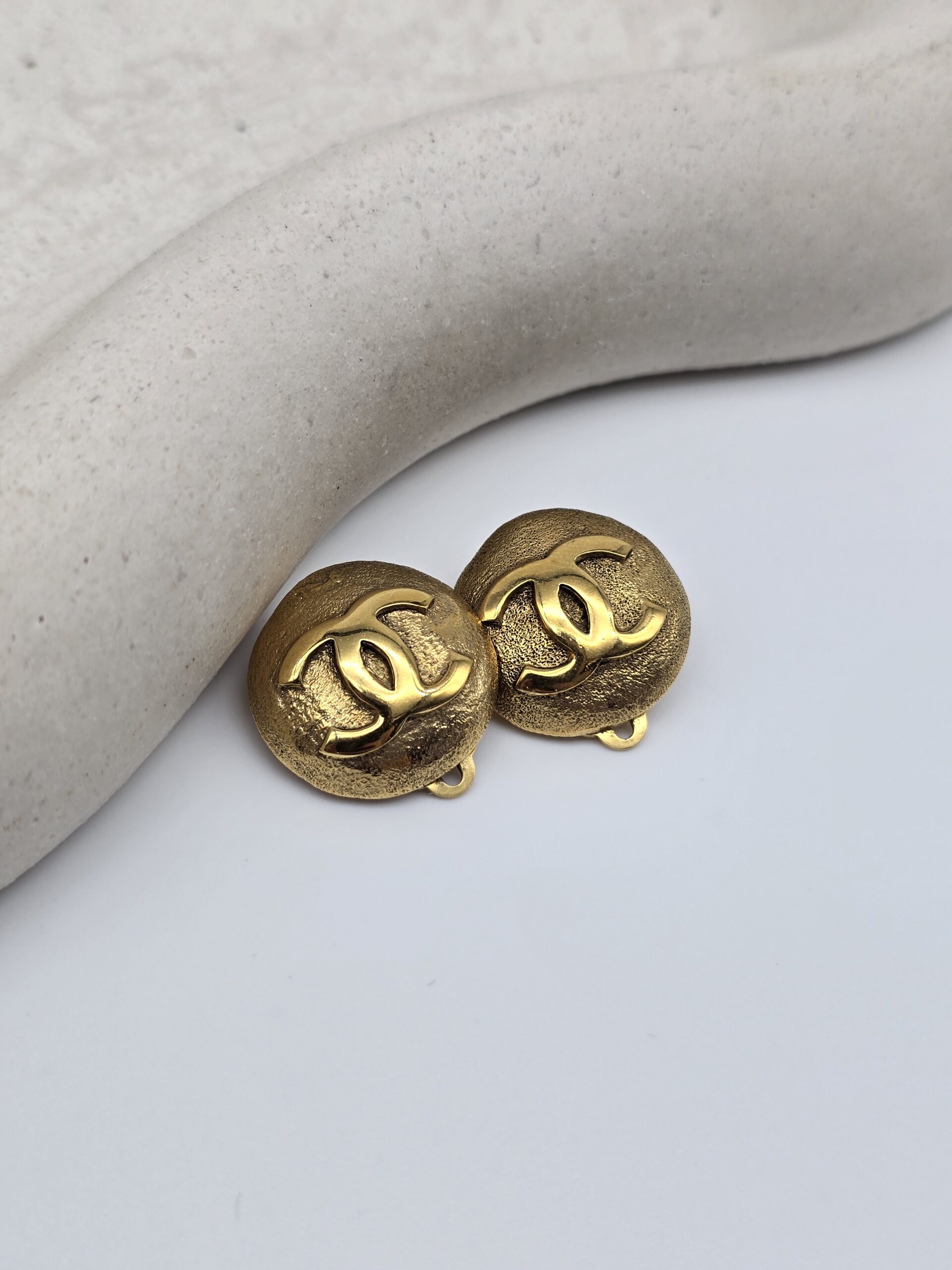 CHANEL - klipsy vintage z logo CC, lata 90. przed