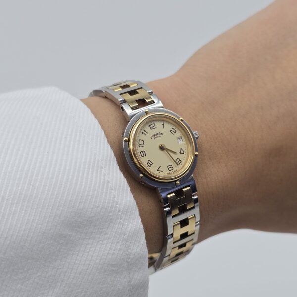 HERMES Clipper - elegancki zegarek vintage z datownikiem na sobie