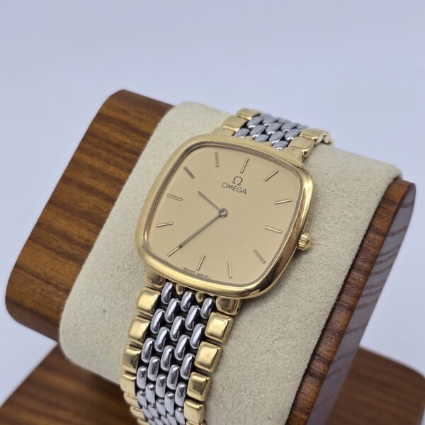 OMEGA De Ville - elegancki zegarek vintage na bransolecie na stojaku