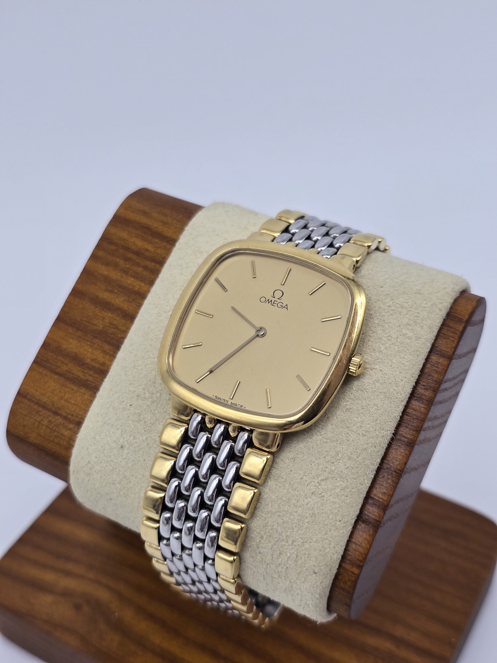 OMEGA De Ville - elegancki zegarek vintage na bransolecie na stojaku