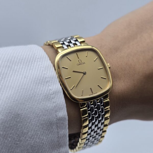 OMEGA De Ville - elegancki zegarek vintage na bransolecie na modelce