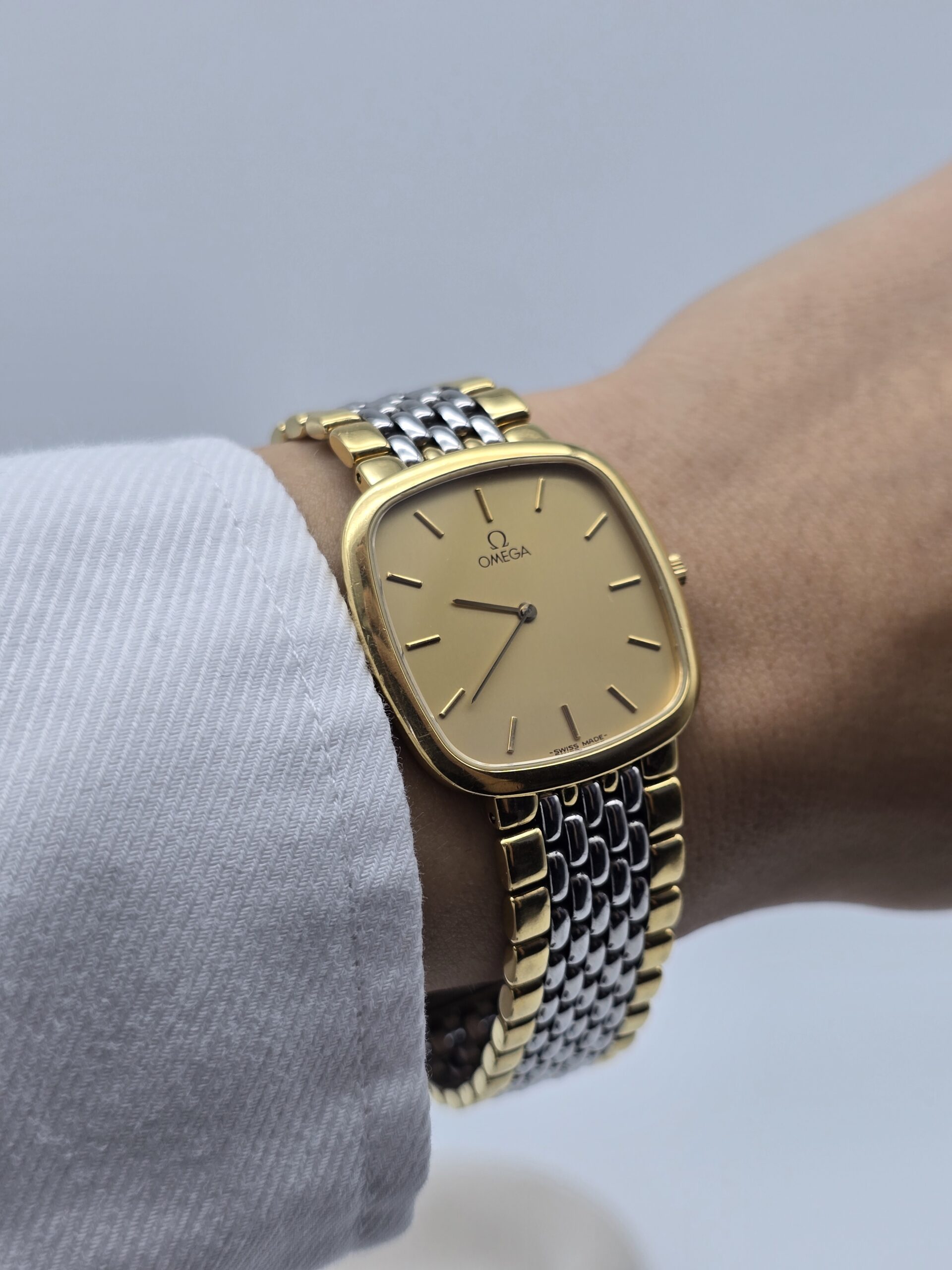 OMEGA De Ville - elegancki zegarek vintage na bransolecie na modelce