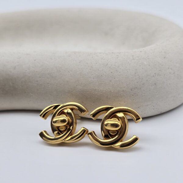 CHANEL Turnlock - klasyczne klipsy vintage z monogramem, lata 90. front