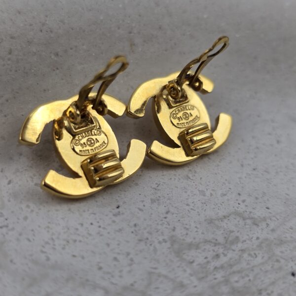 CHANEL Turnlock - klasyczne klipsy vintage z monogramem, lata 90. sygnowanie