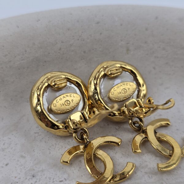 CHANEL - złote klipsy vintage z perłą i logo CC, lata 90. tył