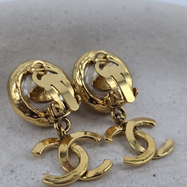 CHANEL - złote klipsy vintage z perłą i logo CC, lata 90. zapięcie
