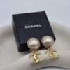 CHANEL - złote klipsy vintage z perłą i logo CC, lata 90.