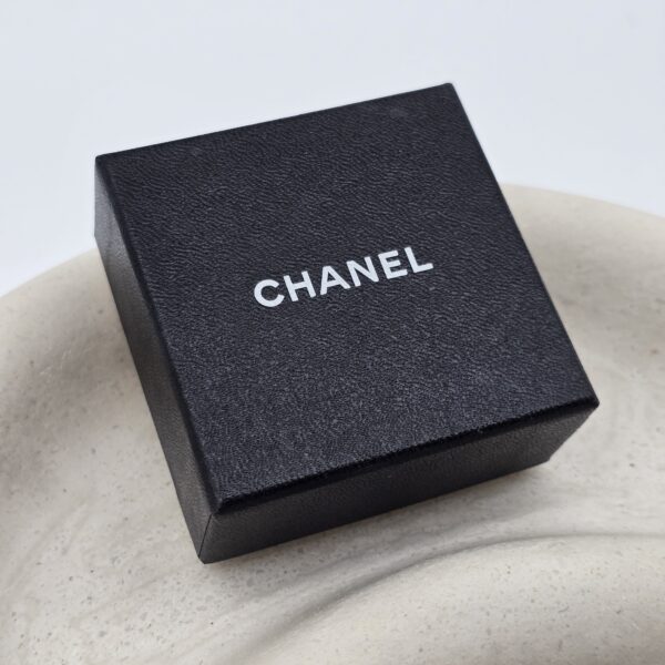 CHANEL - złote klipsy vintage z perłą i logo CC, lata 90. pudełko