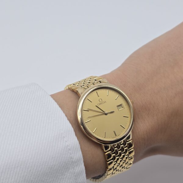OMEGA - elegancki zegarek vintage na bransolecie na sobie