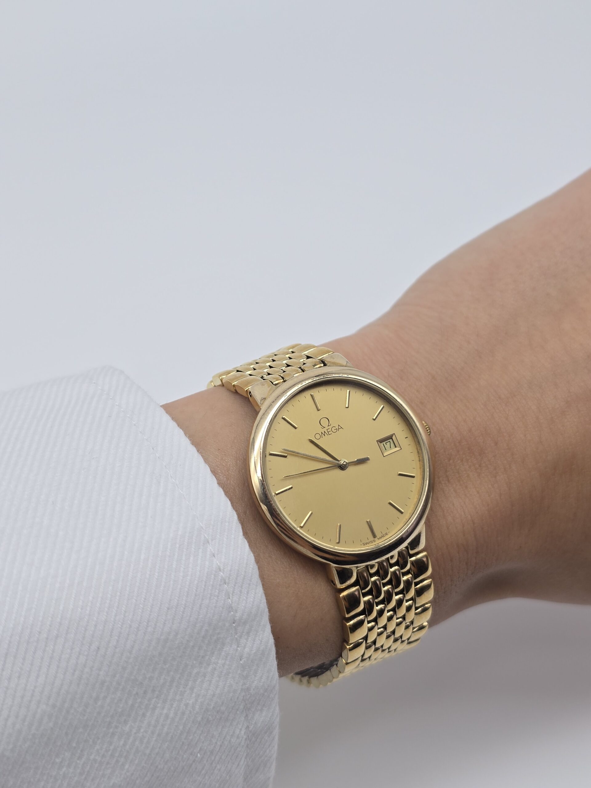 OMEGA - elegancki zegarek vintage na bransolecie na sobie