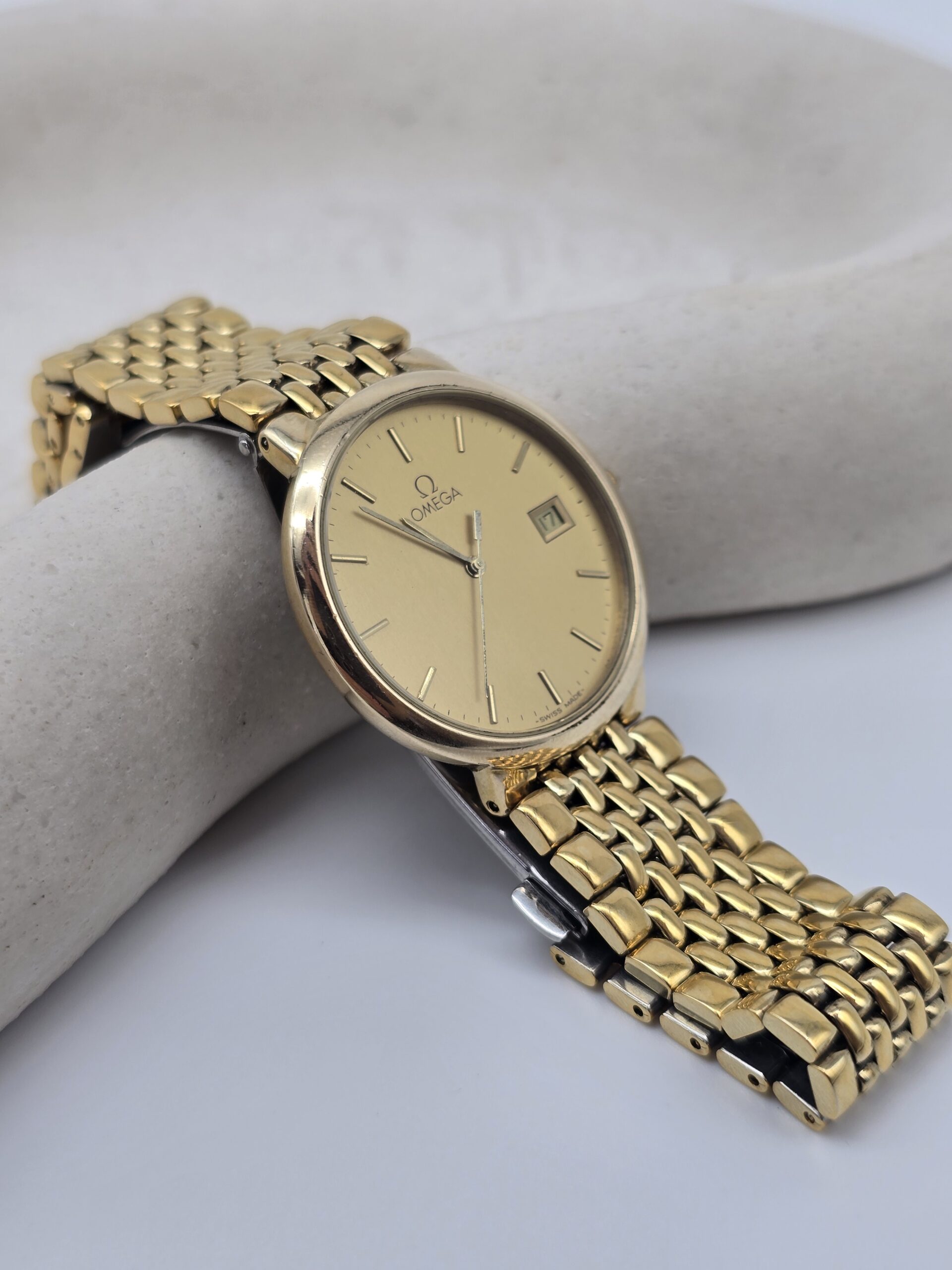 OMEGA - elegancki zegarek vintage na bransolecie front
