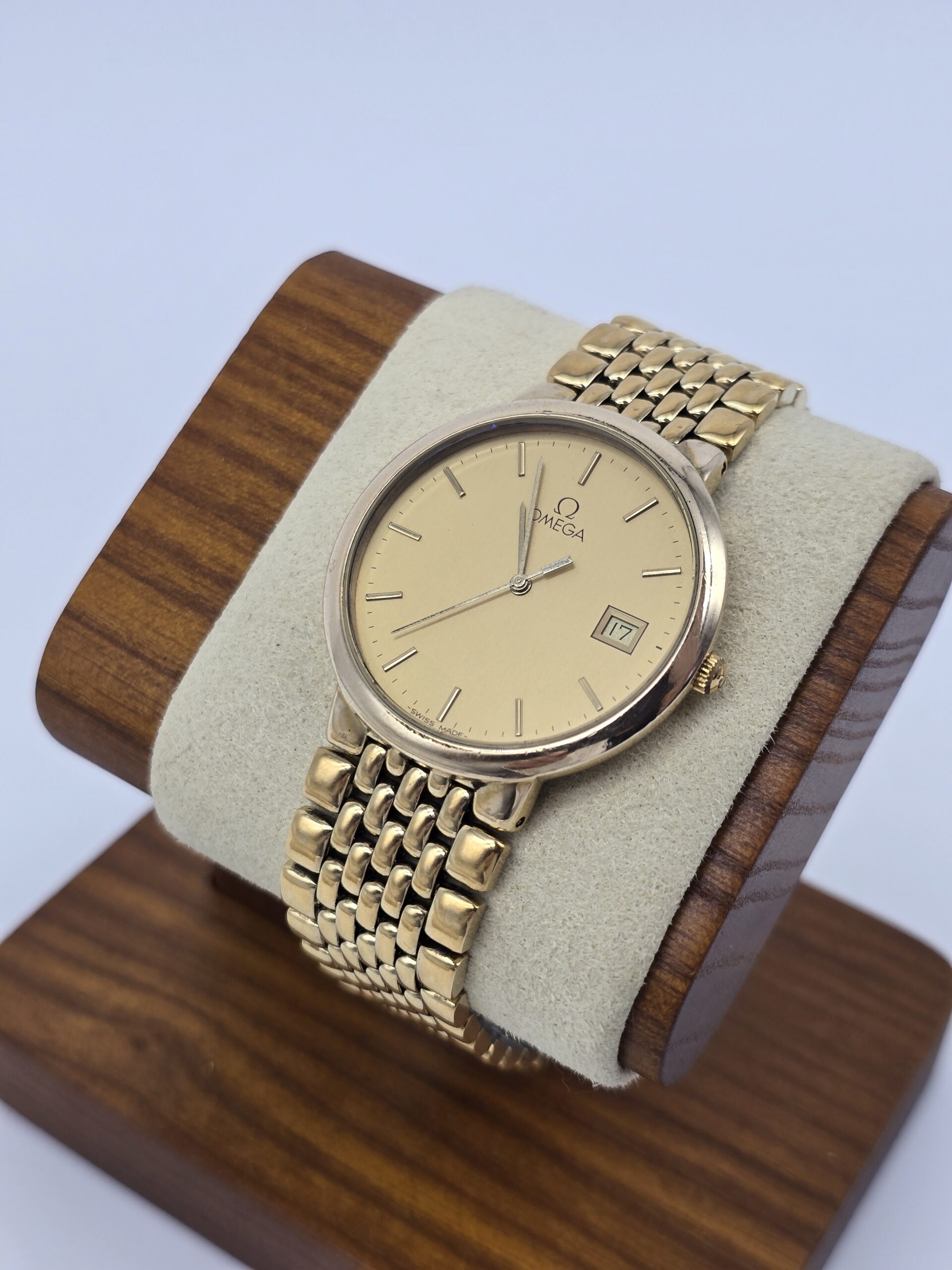 OMEGA - elegancki zegarek vintage na bransolecie stojak
