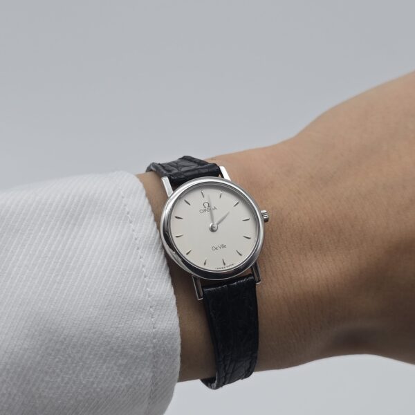 OMEGA De Ville - klasyczny zegarek vintage na pasku, lata 90. na sobie