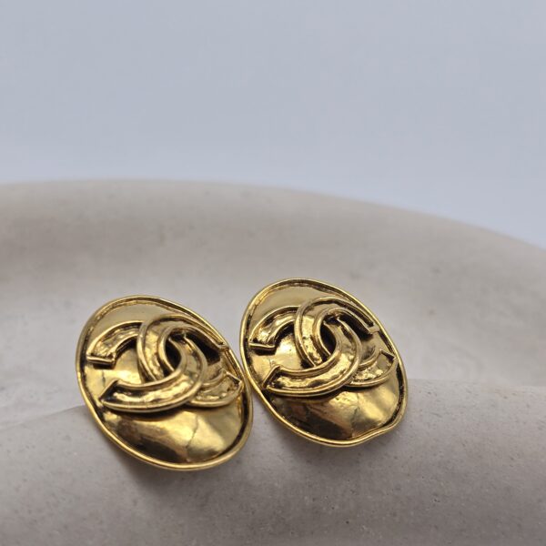 CHANEL – owalne klipsy vintage z logo CC, lata 90.