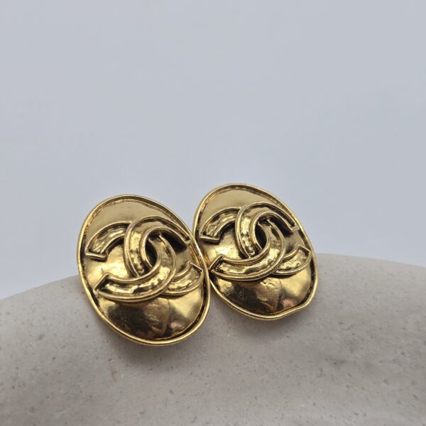 CHANEL – owalne klipsy vintage z logo CC, lata 90. front