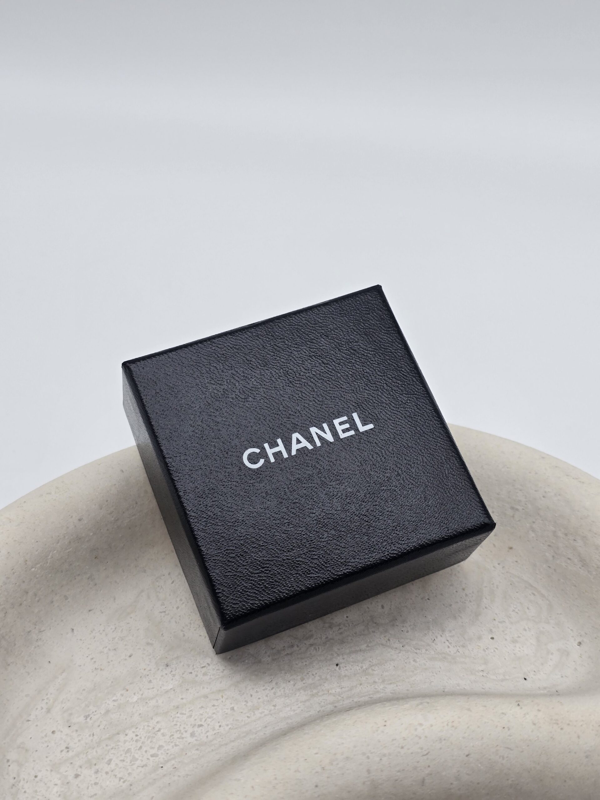 CHANEL - złote klipsy vintage z logo CC, lata 90. pudełko