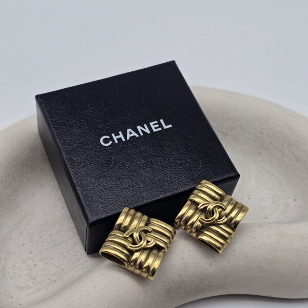 CHANEL - złote klipsy vintage z logo CC, lata 90.