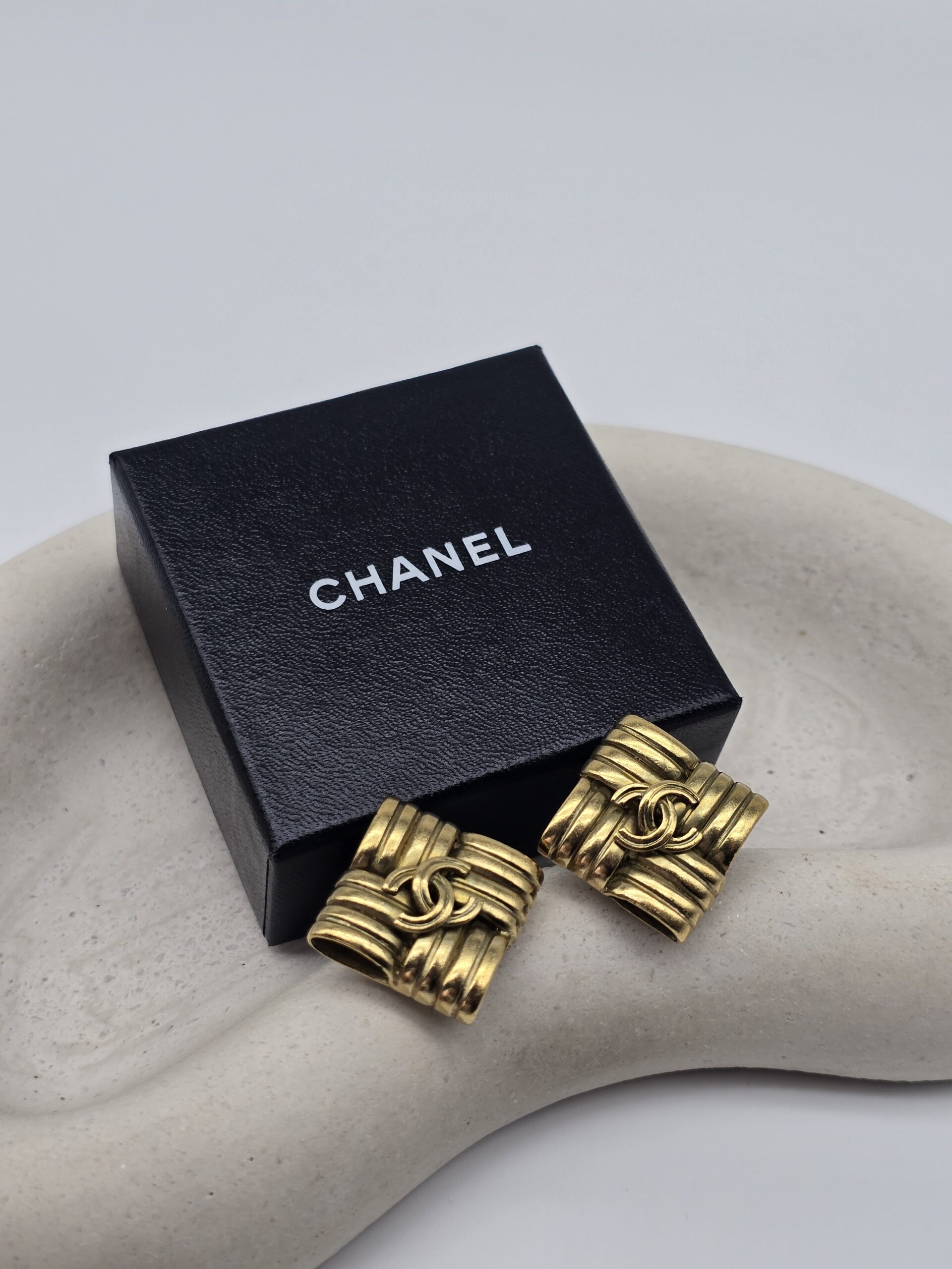 CHANEL - złote klipsy vintage z logo CC, lata 90.