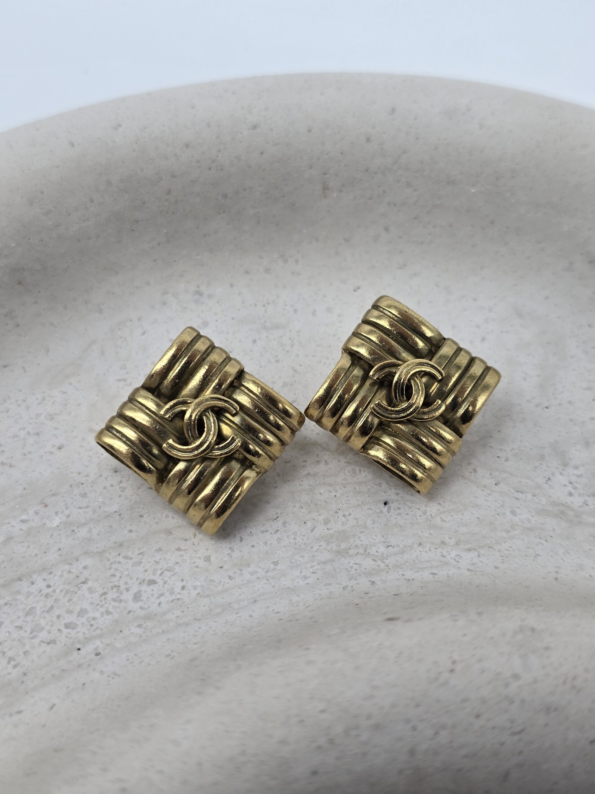 CHANEL - złote klipsy vintage z logo CC, lata 90. dodatkowe