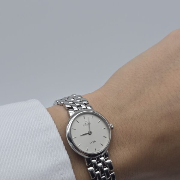 OMEGA De Ville - srebrny zegarek vintage na bransolecie na sobie
