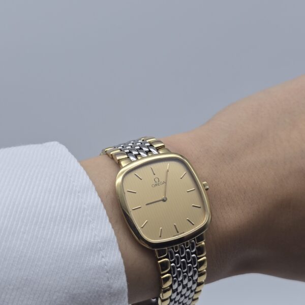 OMEGA De Ville - zegarek vintage na bransolecie z liniowymi indeksami na sobie