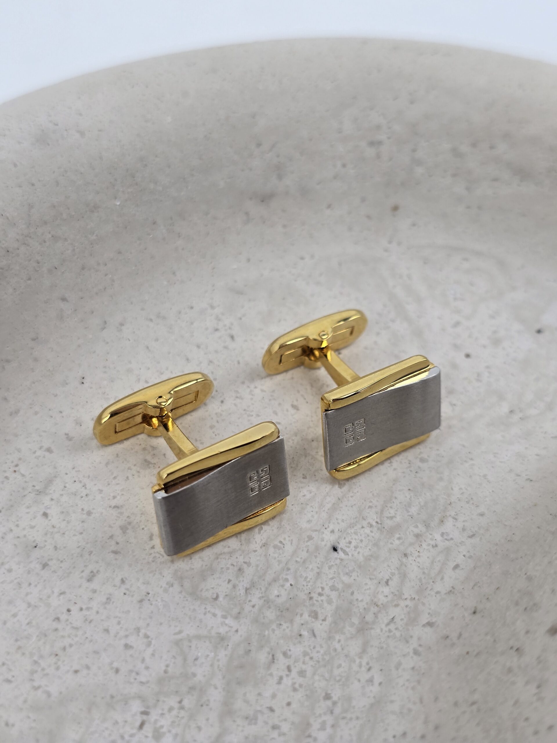 GIVENCHY - klasyczne klipsy vintage z monogramem całość