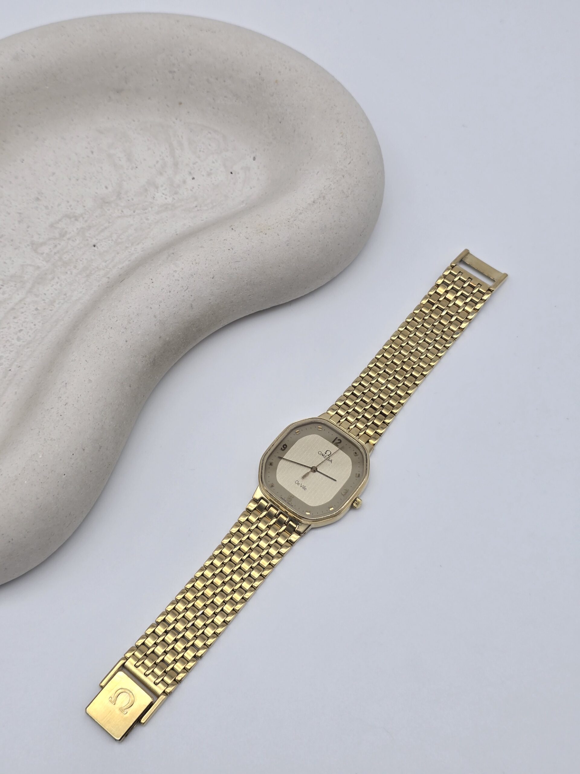 OMEGA De Ville - elegancki zegarek vintage na bransolecie fornt