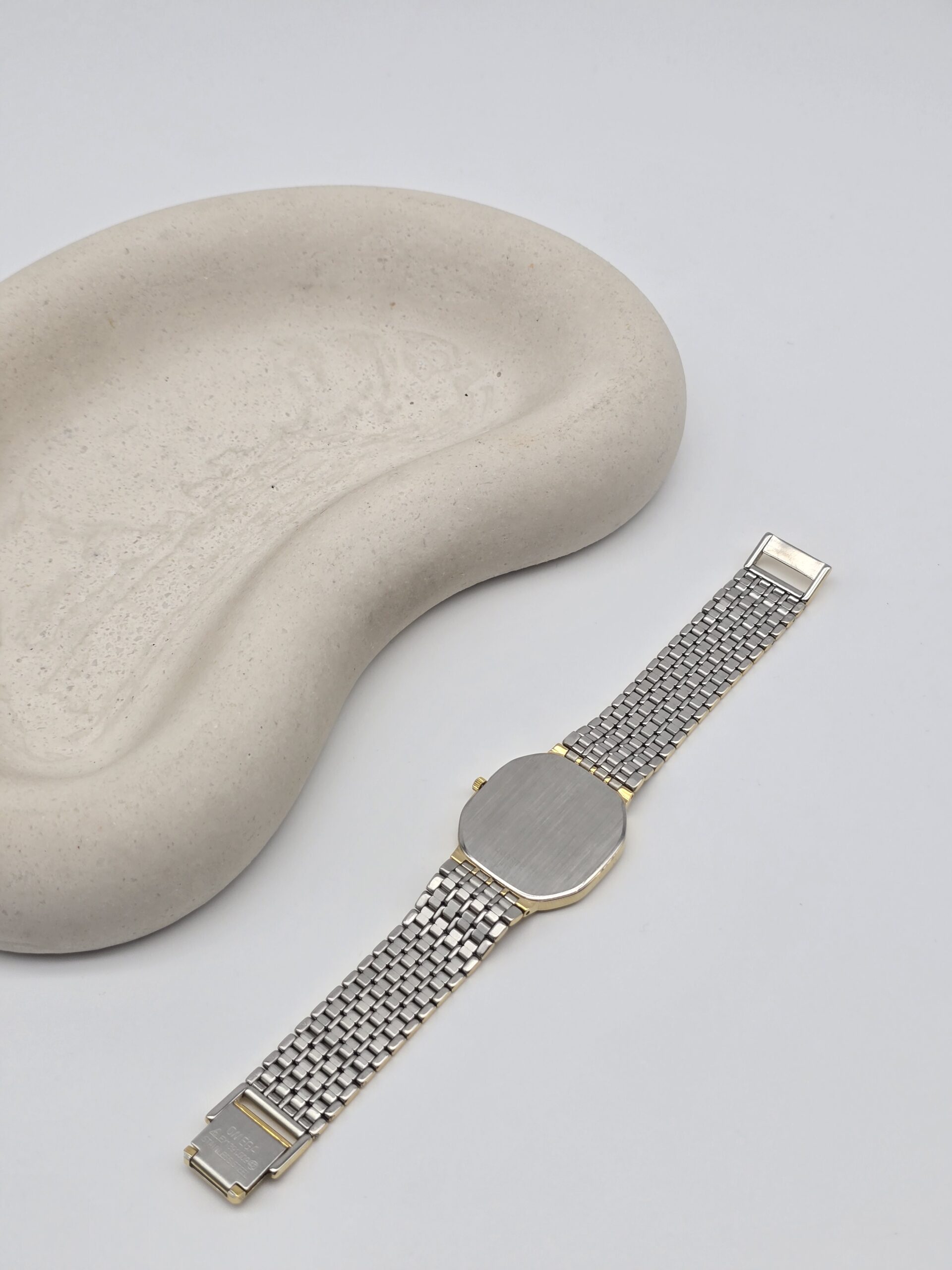 OMEGA De Ville - elegancki zegarek vintage na bransolecie tył