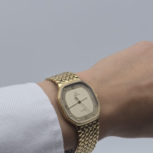 OMEGA De Ville - elegancki zegarek vintage na bransolecie na sobie