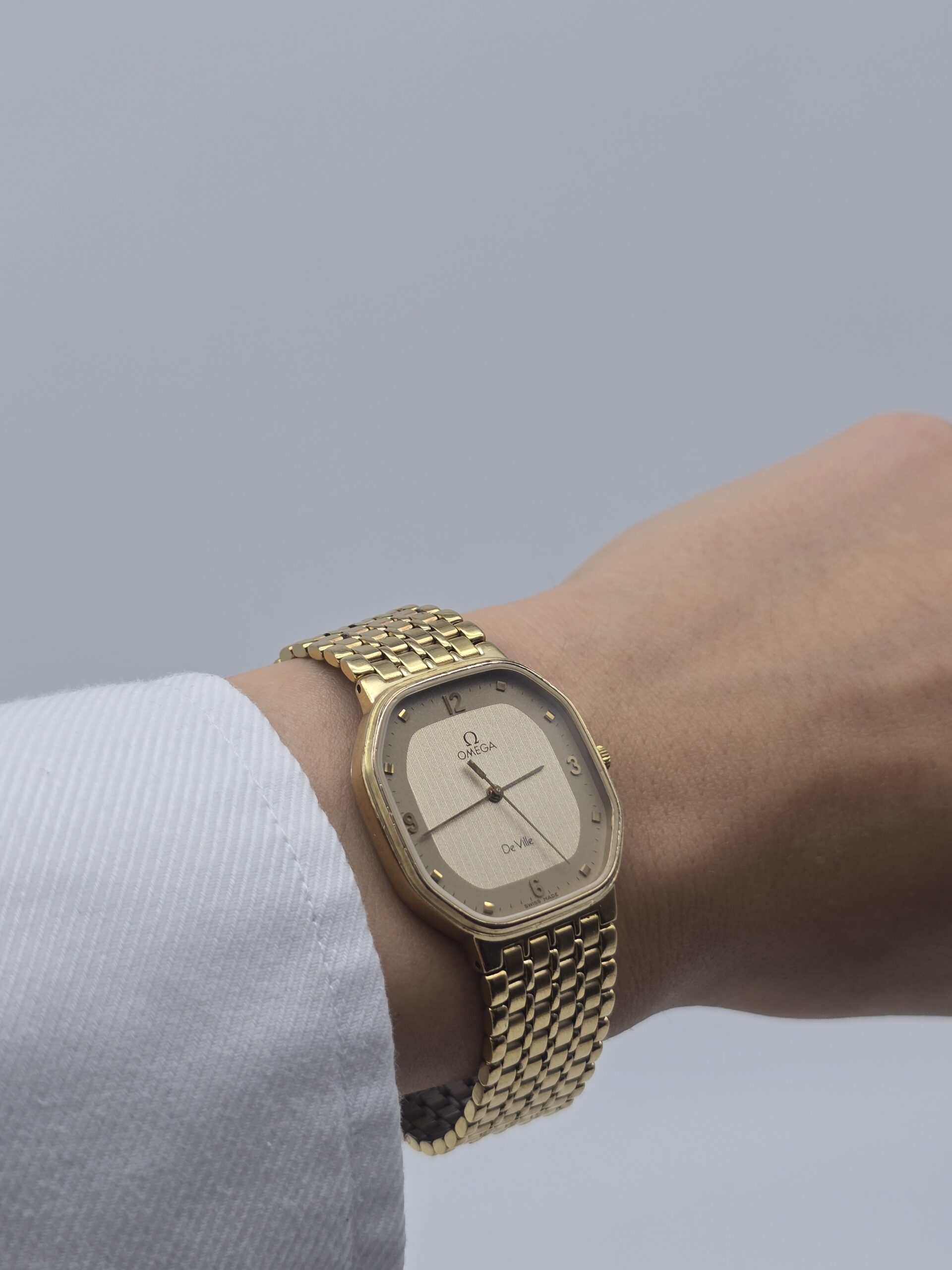 OMEGA De Ville - elegancki zegarek vintage na bransolecie na sobie