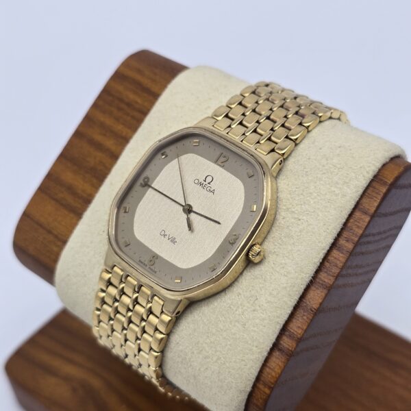 OMEGA De Ville - elegancki zegarek vintage na bransolecie stojak