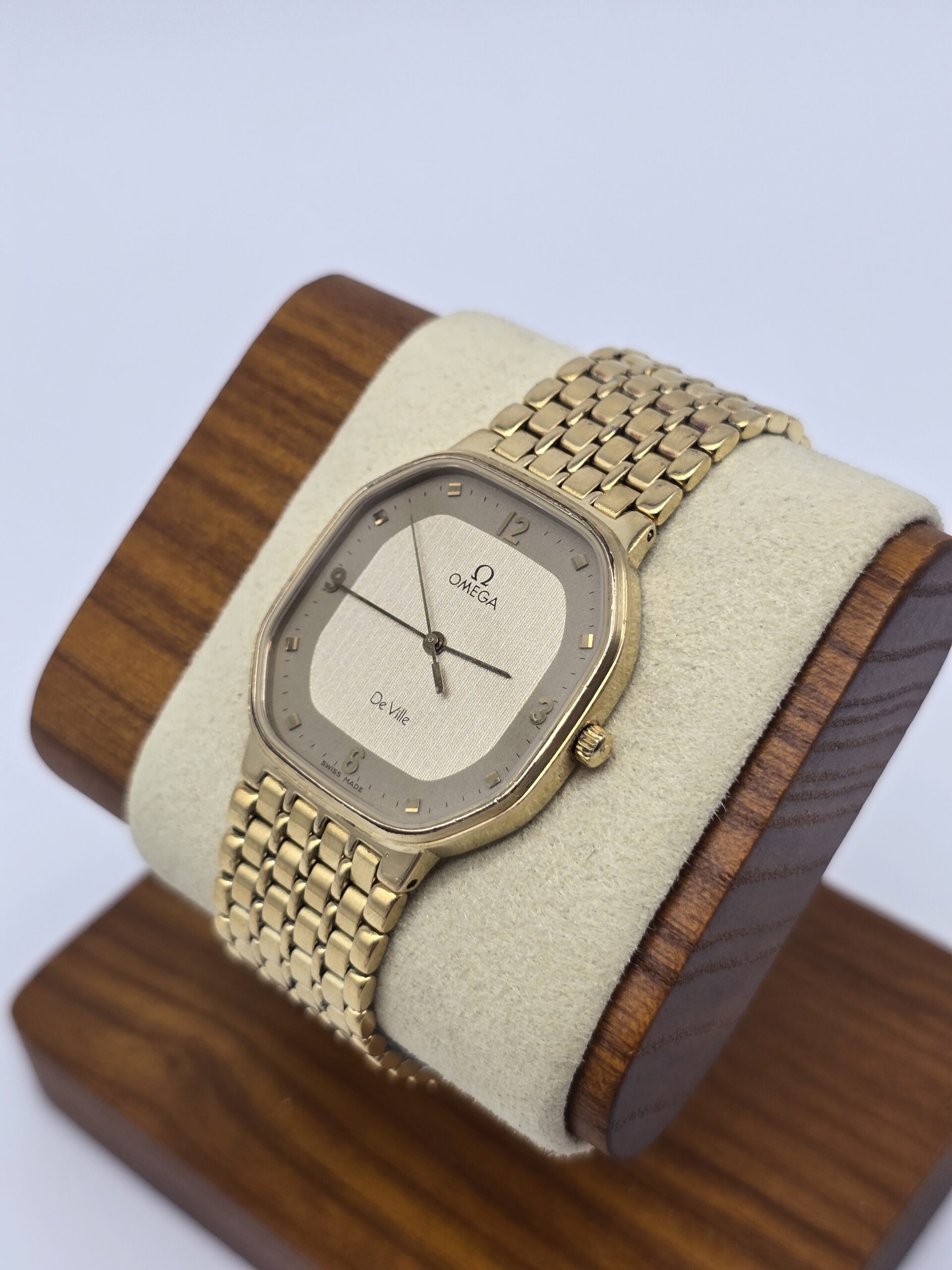 OMEGA De Ville - elegancki zegarek vintage na bransolecie stojak